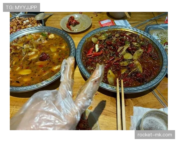 覃海洋的家里连沙发都没，训练结束拿几块馒头当宵夜？